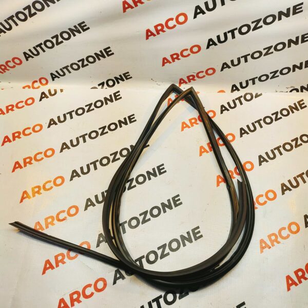 WINDSHIELD MOULDING INNOVA