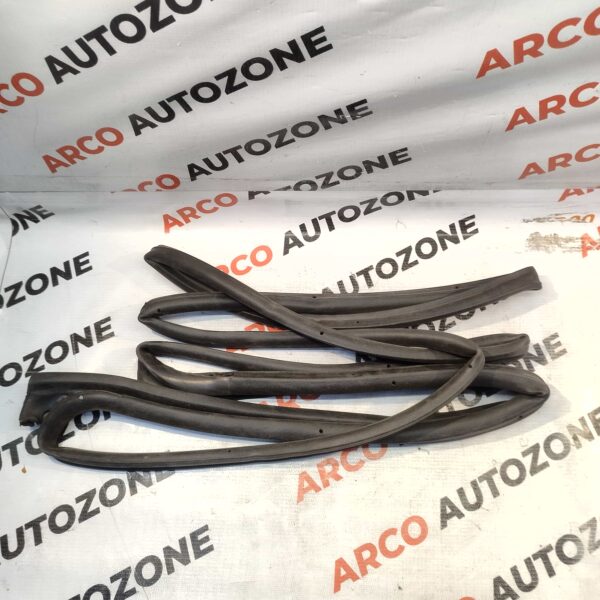 DOOR RUBBER SX4 RR RH MET 678610K040