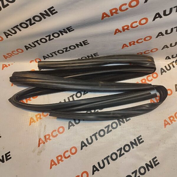 RUN CHANNEL RUBBER SET SCORPIO REAR LEFT RIGHT ALP