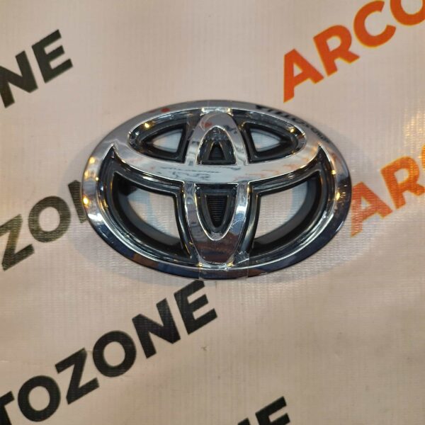FRONT GRILL LOGO INNOVA 3RD GEN IND