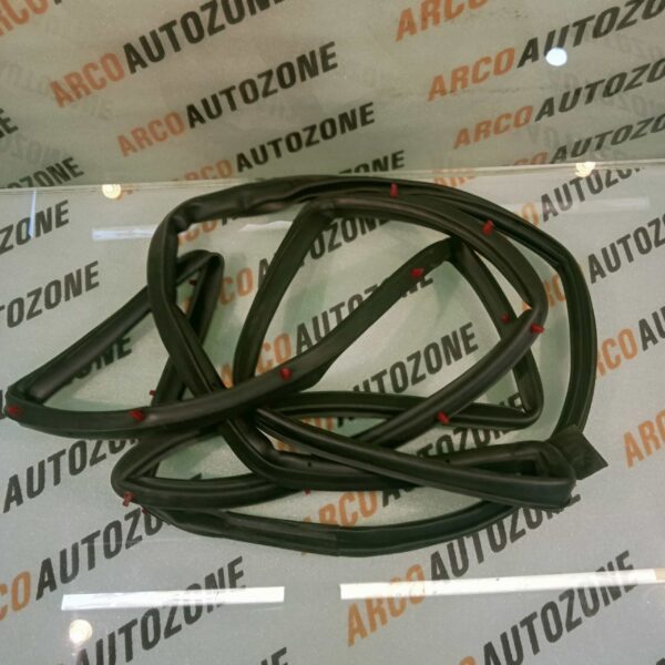 DOOR RUBBER EON FRONT RIGHT HYU 821404N000