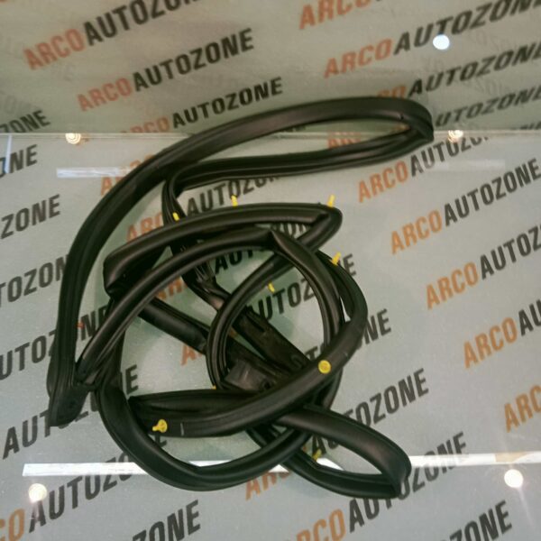 DOOR RUBBER EON FRONT LEFT HYU 821304N000