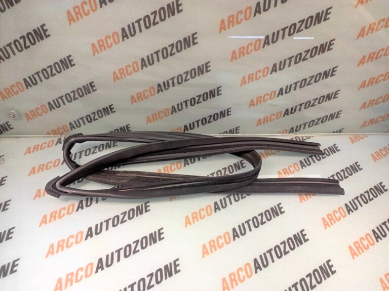 RUN CAHNNEL RUBBER I10 FRONT RIGHT 2007 TO 13 HYU 825400X000