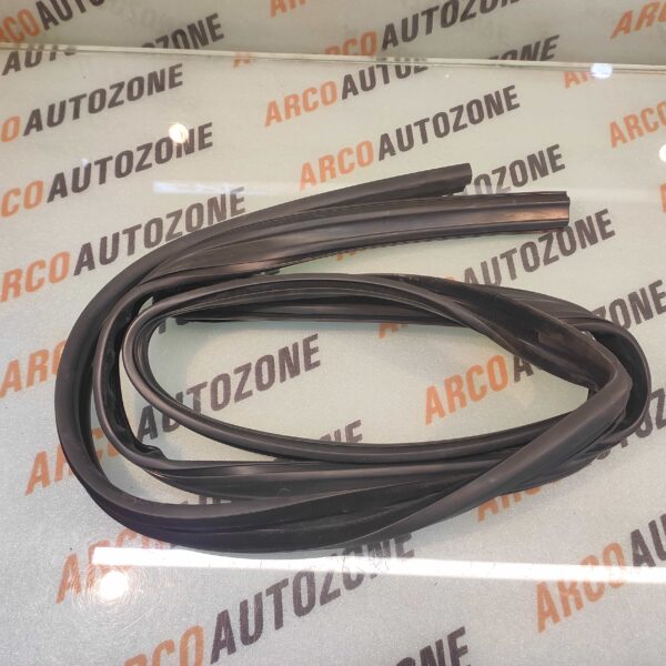 RUN CHANNER RUBBER TAVERA FRONT RIGHT METZELER