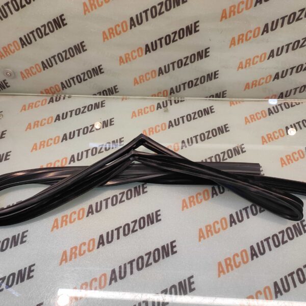 RUN CHANNEL RUBBER TAVERA REAR LEFT METZELER 97595016