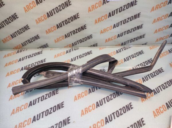RUN CHANNEL RUBBER POLO VENTO FRONT LEFT USED